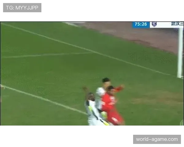 禁区外犯规判罚关键：以犯规发生地点决定点球或任意球