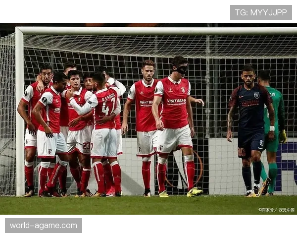 AC米兰中场与边路脱节，控制力不足问题逐步反映在比赛表现中